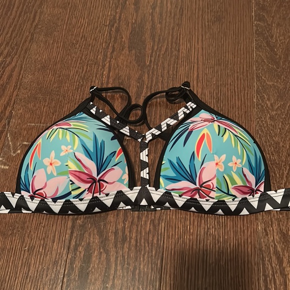 Bundle#4- 6 women's bathing suit tops - Picture 2 of 6